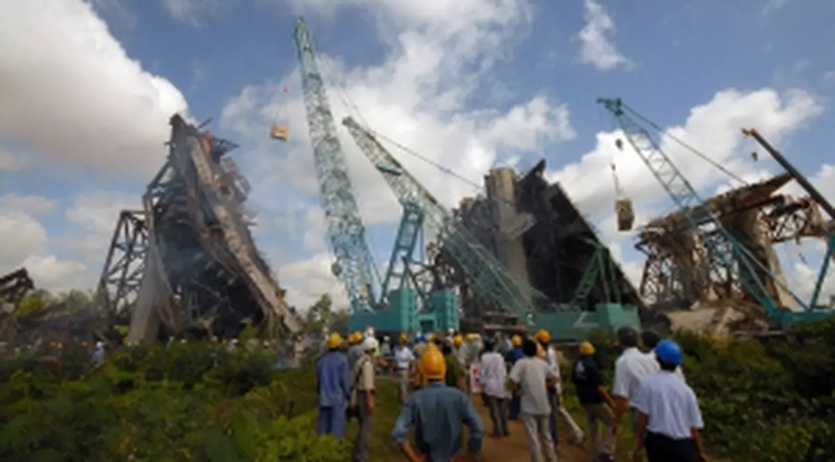 Ora 16.00: 60 de morti striviti sub un pod prabusit in Vietnam