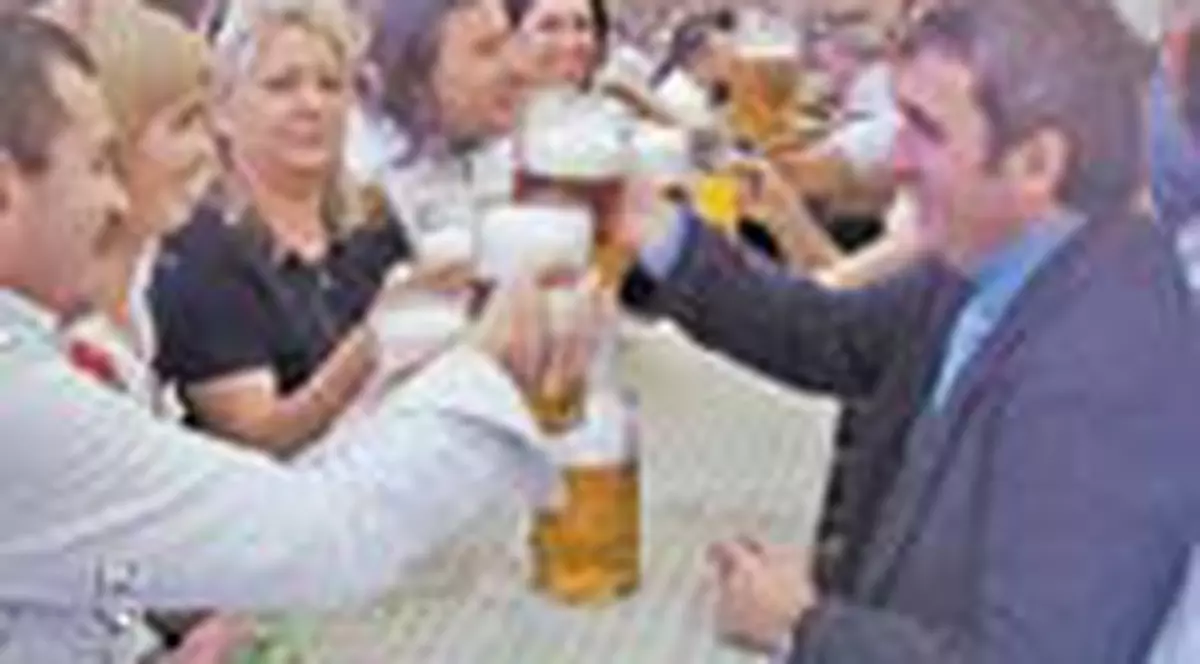 Lui Hagi i s-a facut rau de la o bere