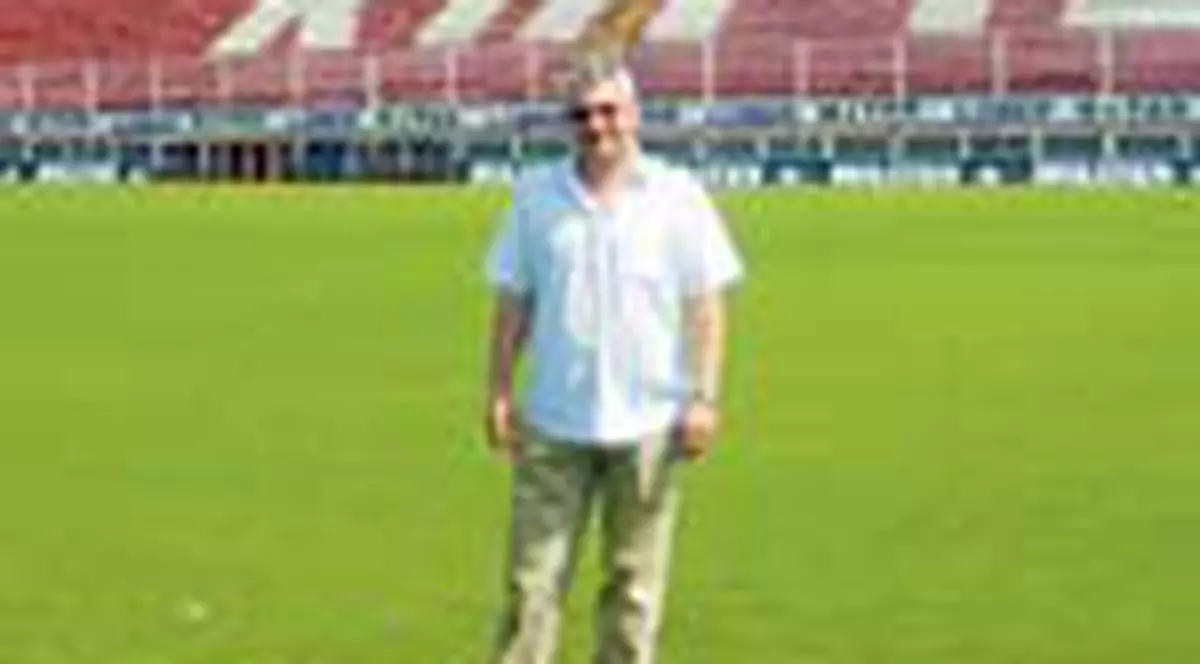 A fugit din spital ca sa-i bata pe stelisti!