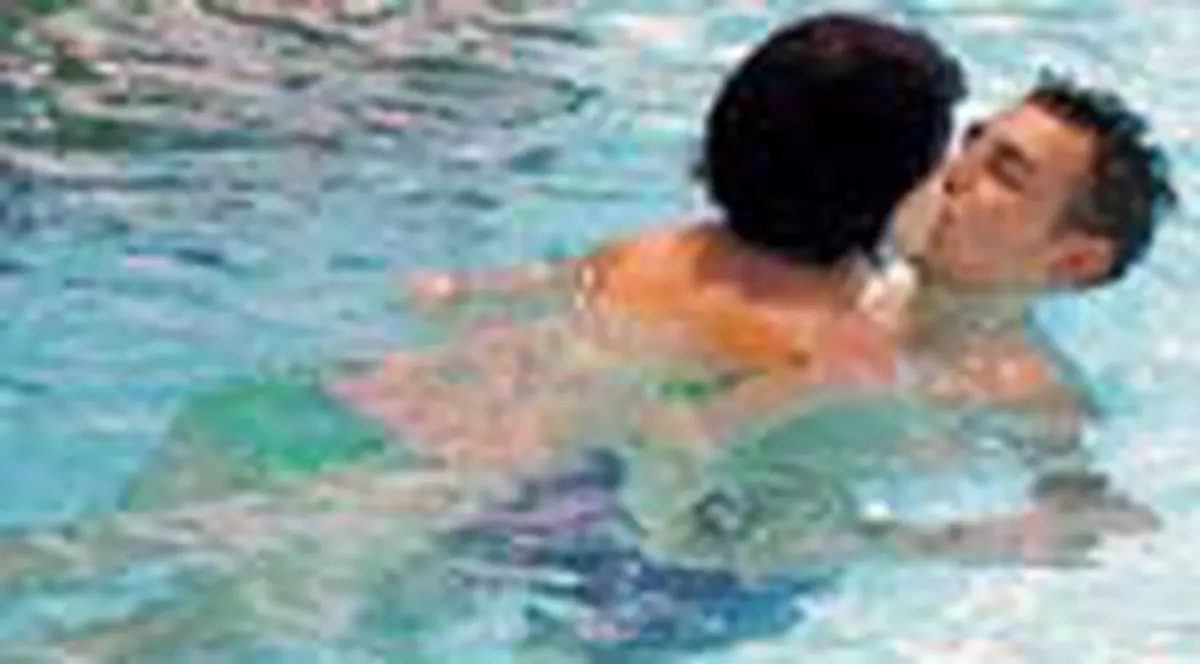 Virgina si Teologul dorm imbratisati 