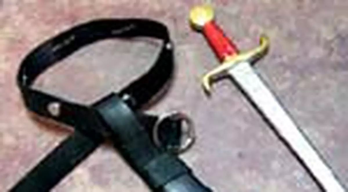 Un imigrant roman a jefuit cu sabia un preot din Roma