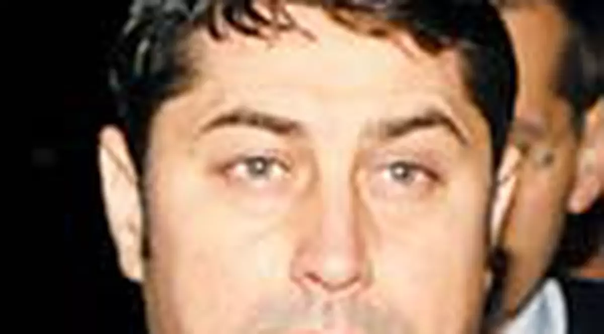 Ministrul David, pus pe fuga de un aurolac