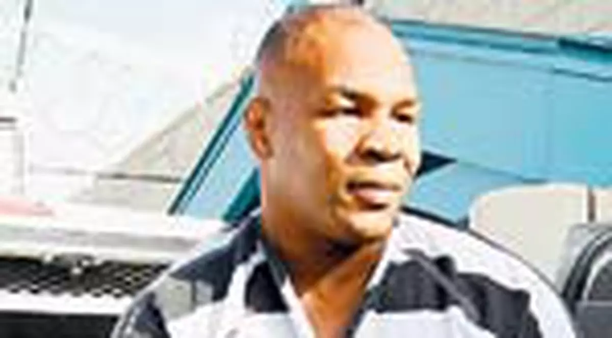 Mike Tyson, 'imblanzit' cu hainute roz