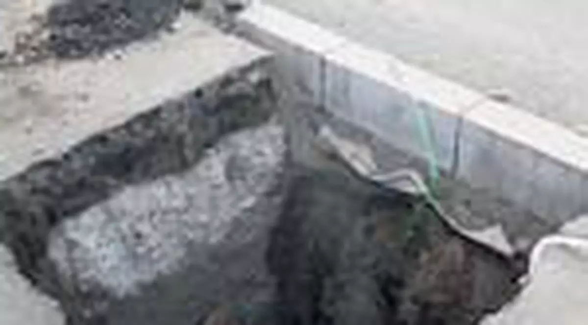 Inghitita de 'craterul' de pe trotuar