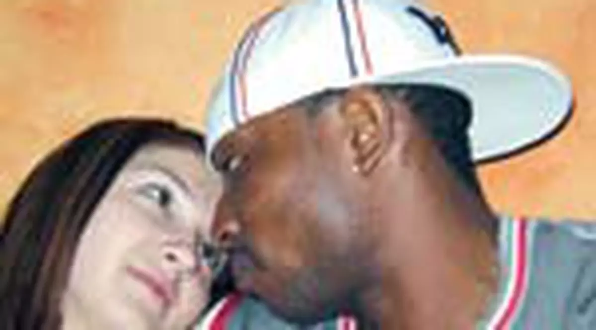 Dino Eze se insoara cu o romanca