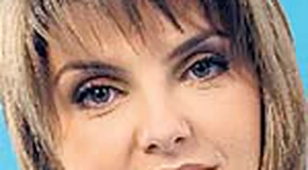 Silvia Ionita prezinta de astazi stirile pe postul de televiziune Kanal D