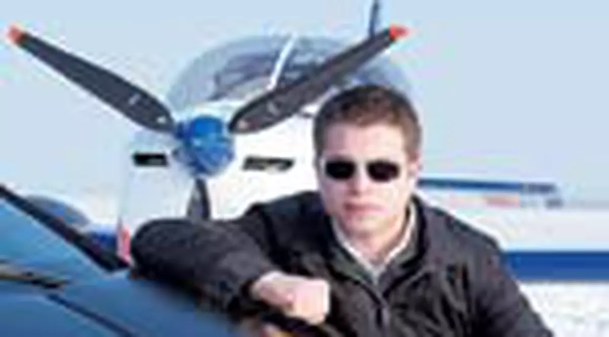 Honorius isi prezinta masina si avioanele