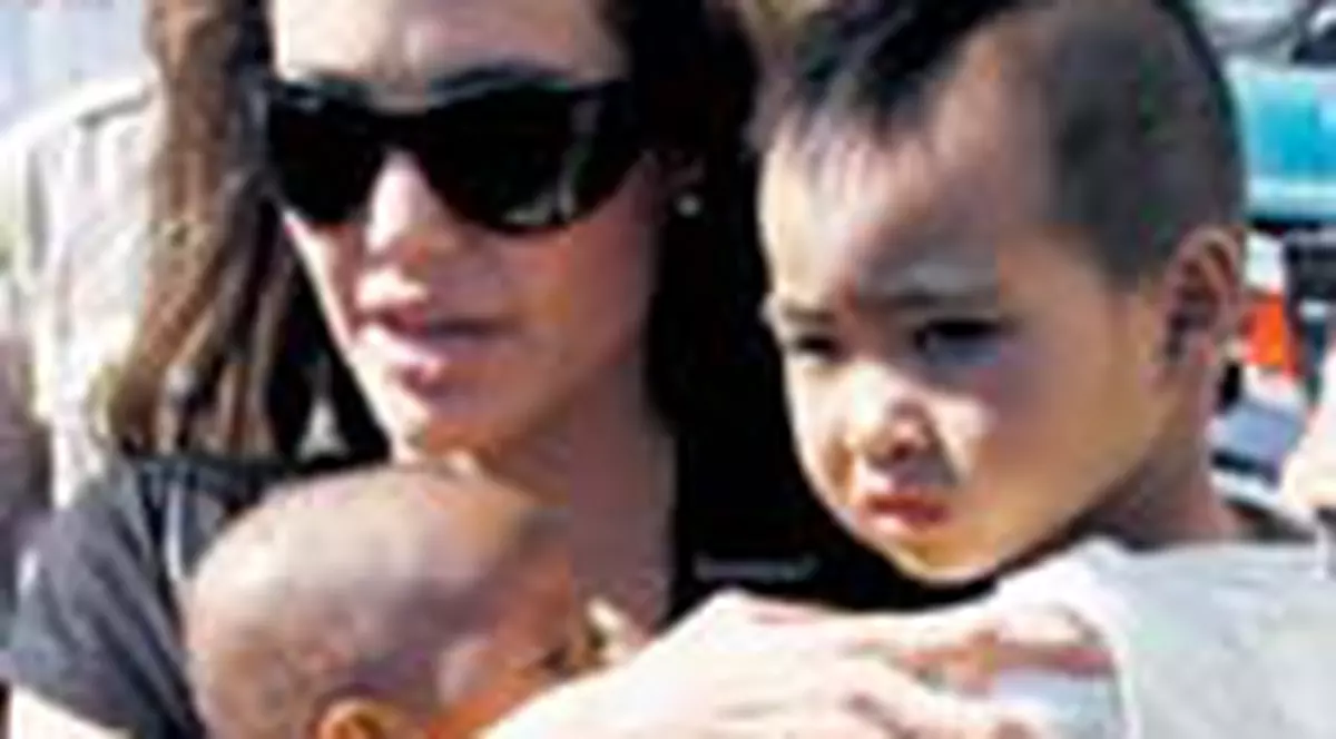 Angelina Jolie e campioana la adoptii