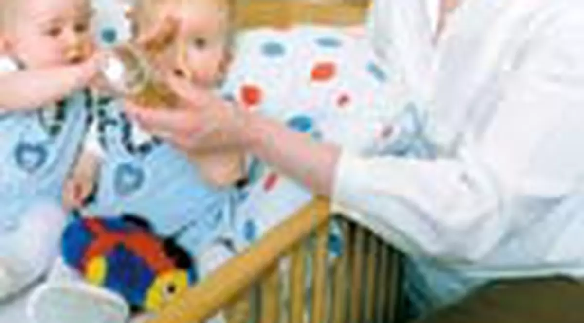 Parintii gemenilor iau doar o indemnizatie