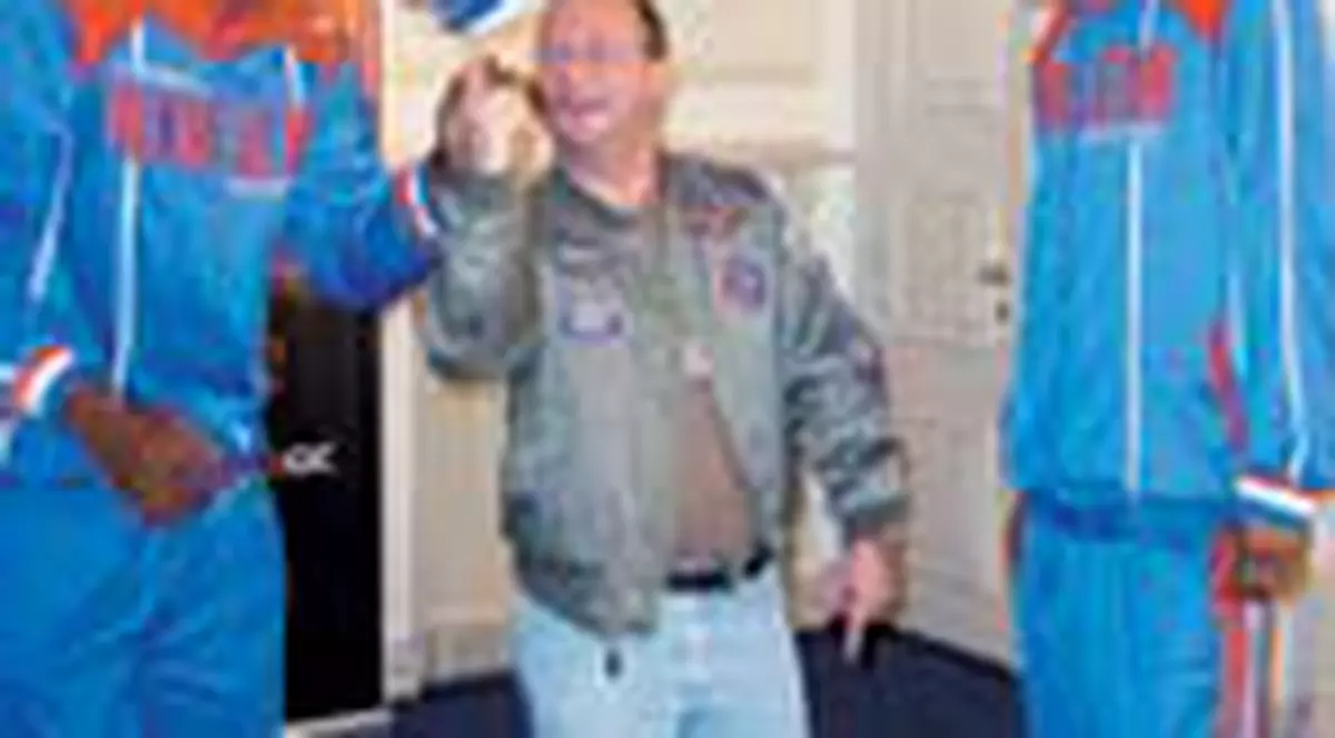 Dorm cu mingea in pat