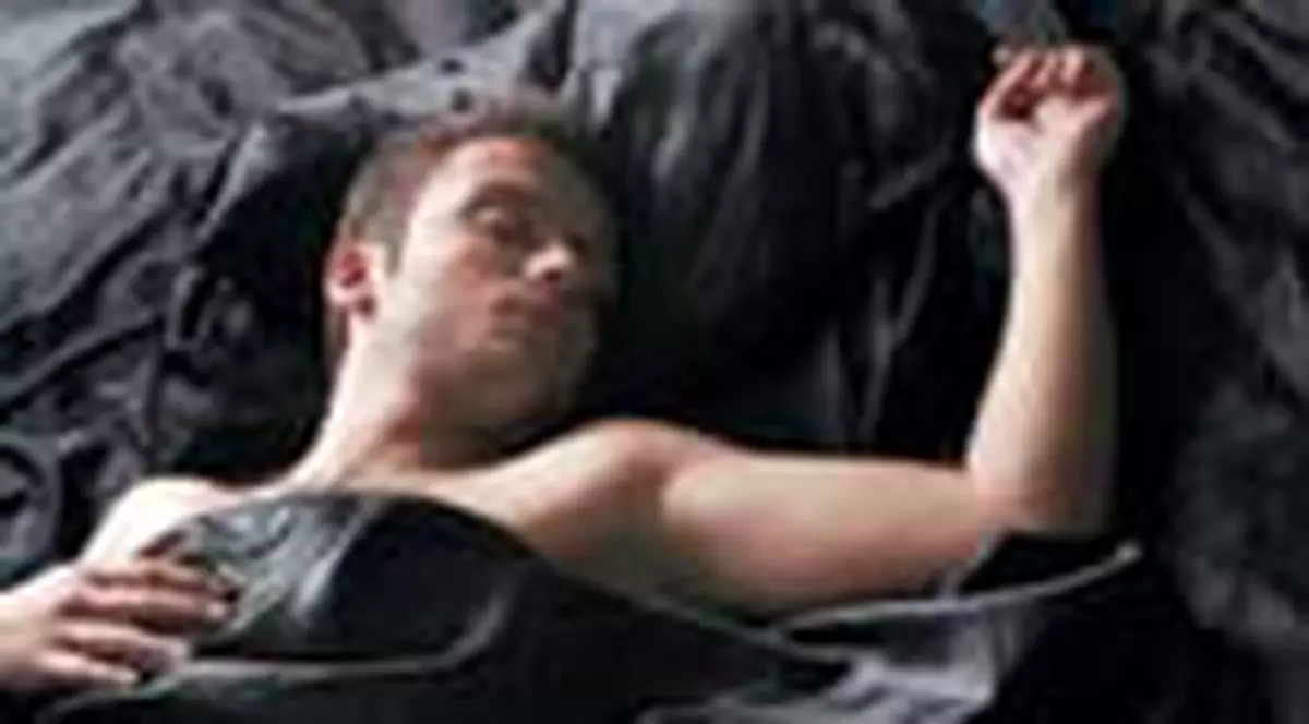 'Un prieten care locuieste departe dormea in patul meu'