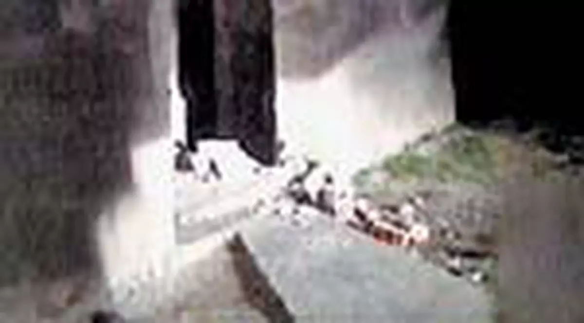 Strivit de zidul scolii unde invata