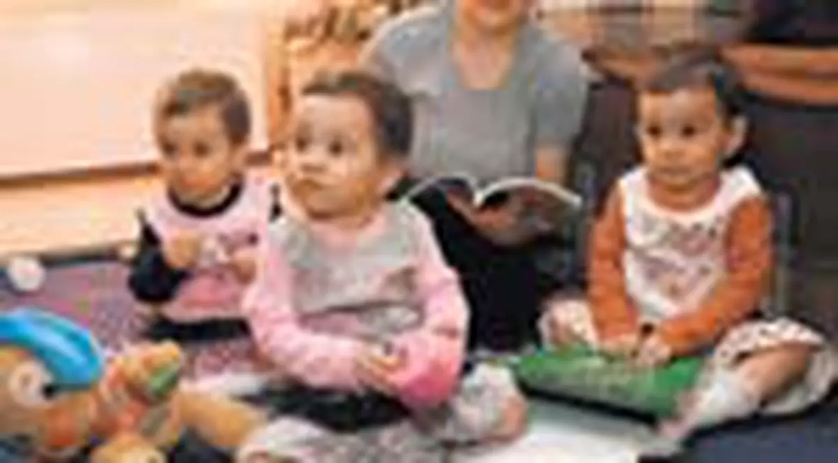 Ea e studenta cu  3 bebelusi