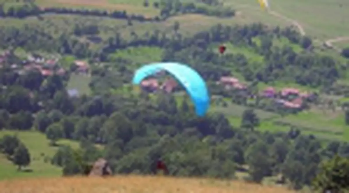 Fetele zboara cu parapanta gratis, la Cluj!	