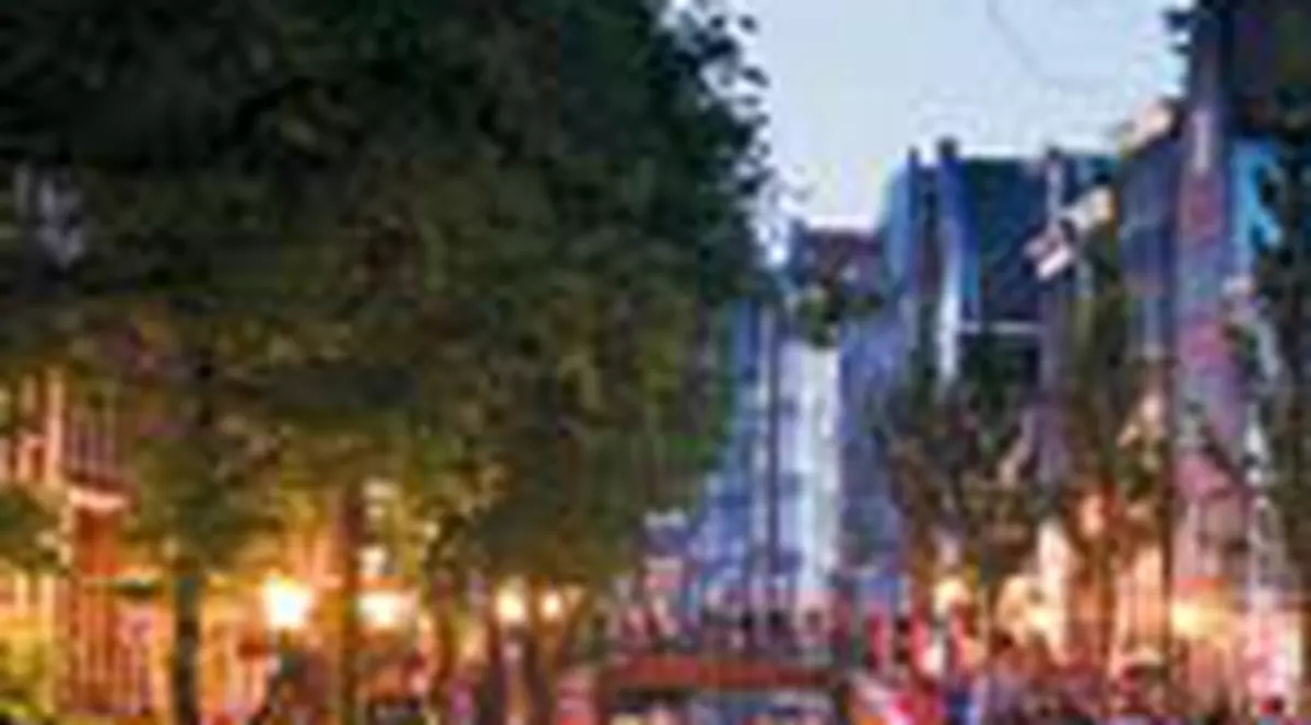 Si-a deschis  propria galerie de sticlarie  in Amsterdam