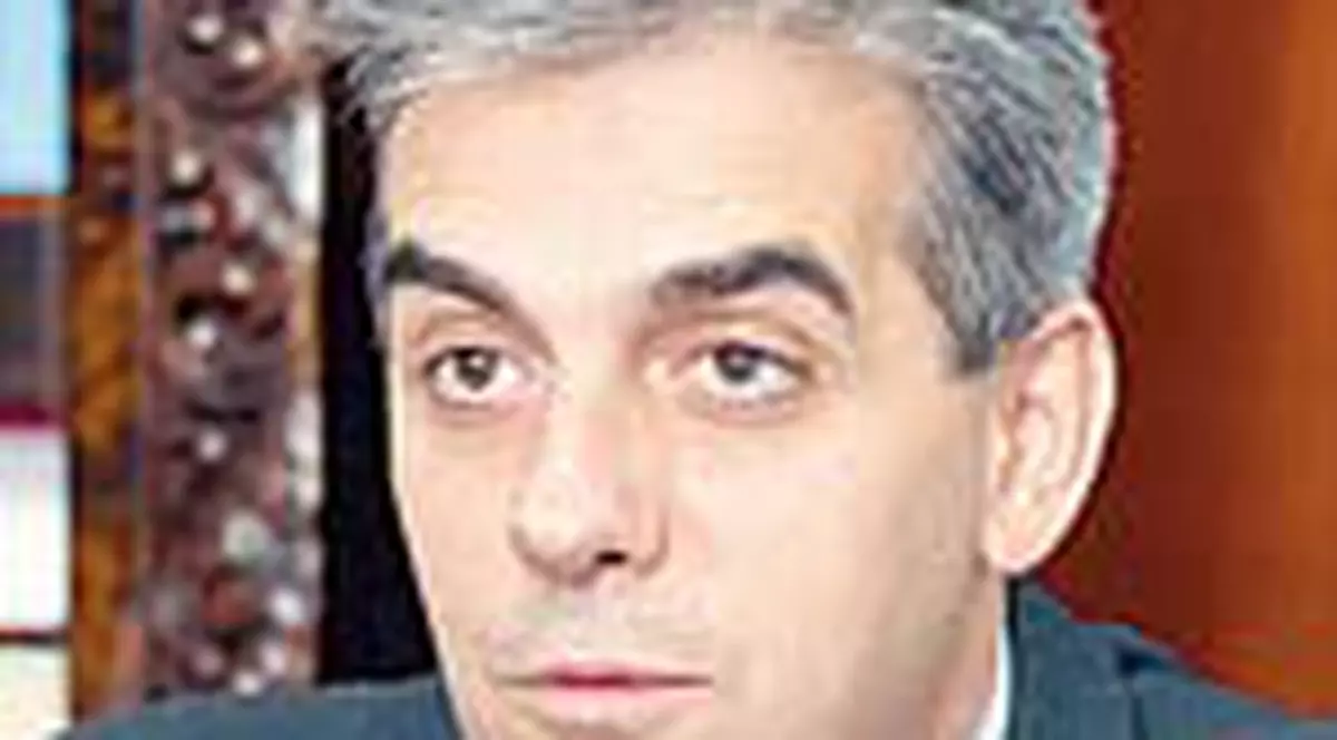 Nicolaescu si-a achitat din buzunar operatia de la nas