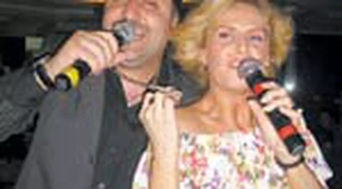 Andreea Banica si Vali Vijelie, in duet la ziua lui Axinte 