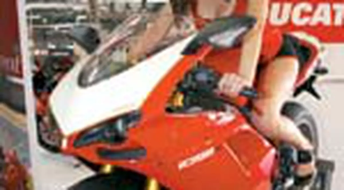 Femei si motoare ultimul racnet