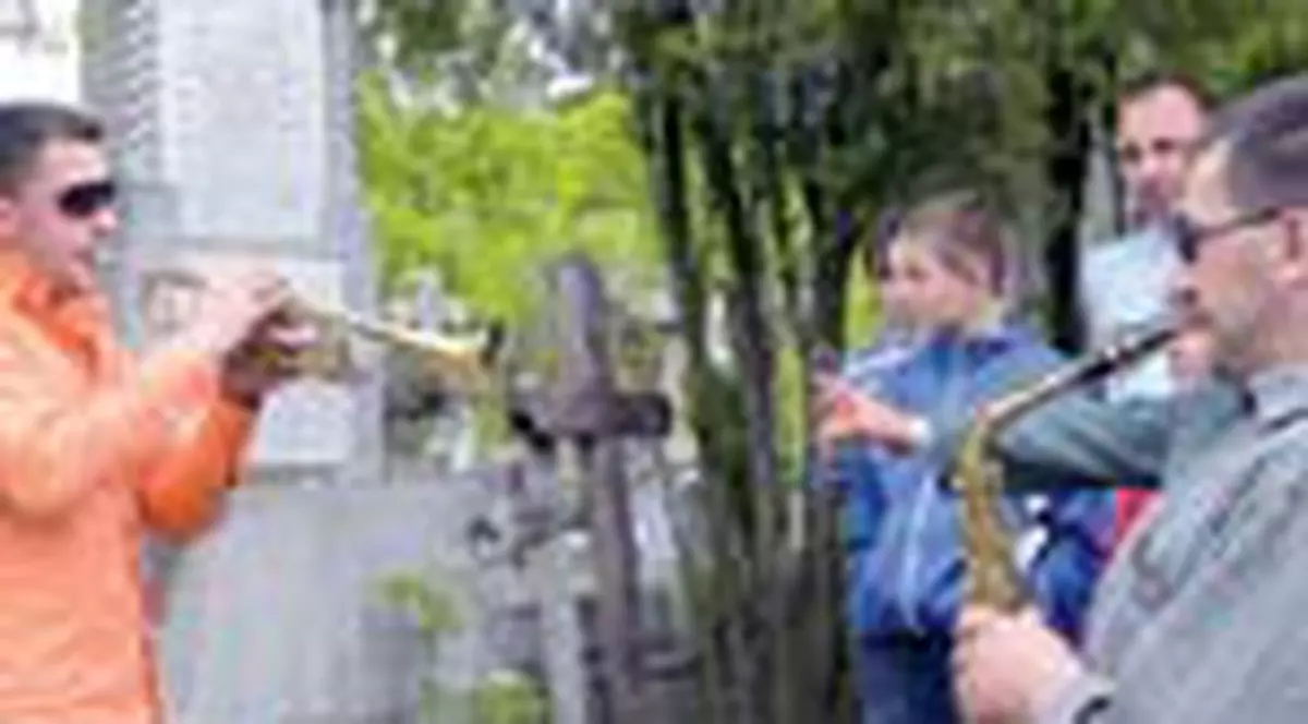 Au cantat printre morminte