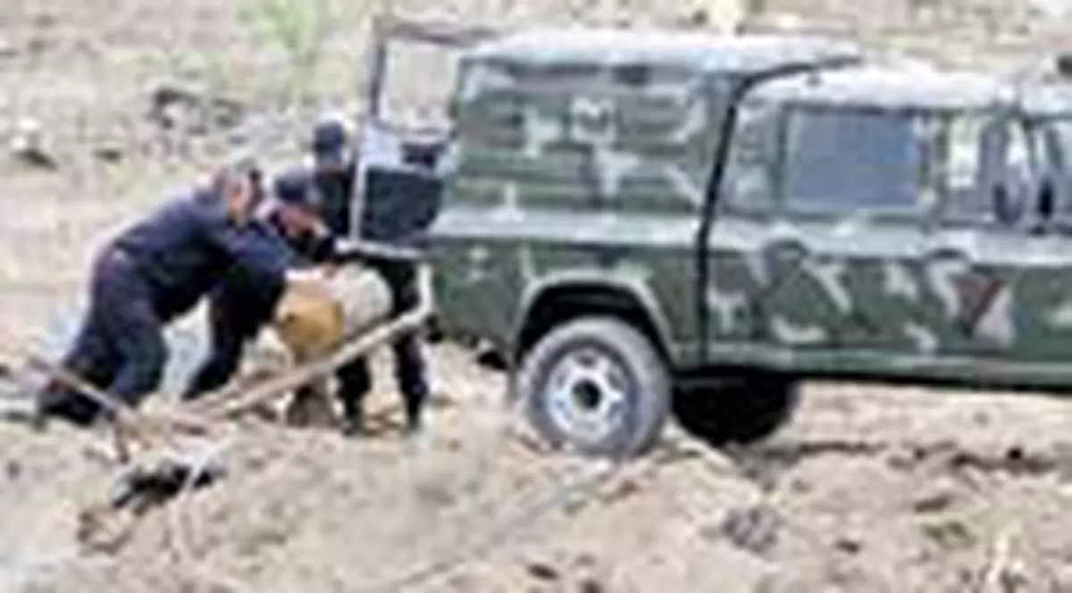 A curatat o bomba de 200 de kg cu un cutit!