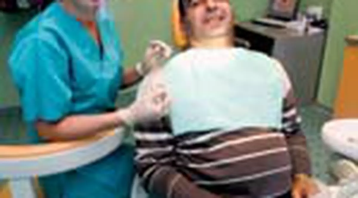 Dentistii romani refac zambetul strainilor