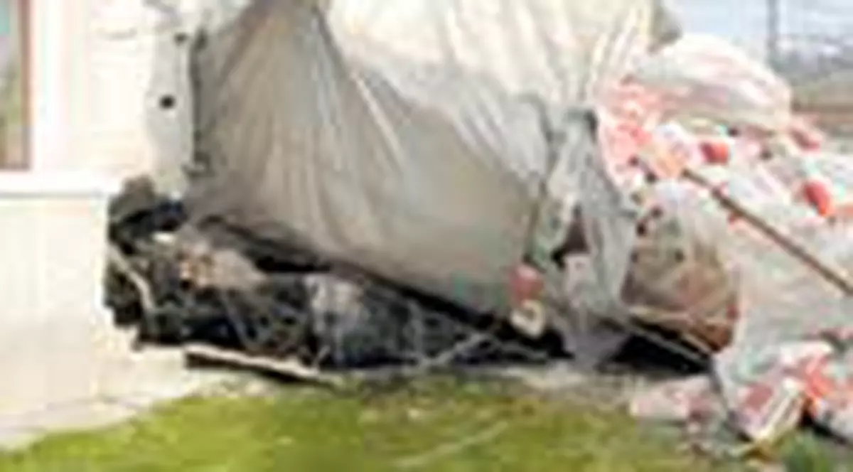 Doi pensionari s-au trezit cu TIR-ul in casa