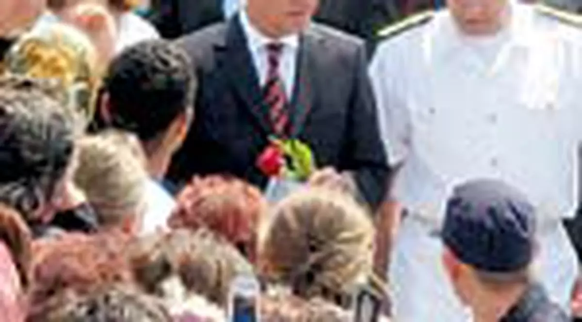 Traian Basescu, asaltat de credinciosii veniti la Mangalia