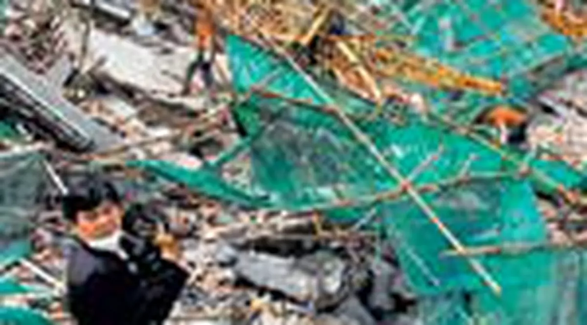 200 de salvatori au fost ingropati sub pamant