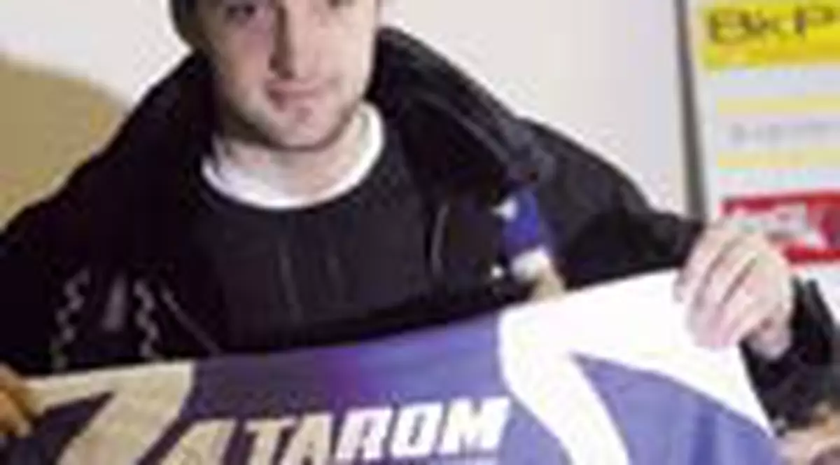 Poli umbla cu semnaturi false