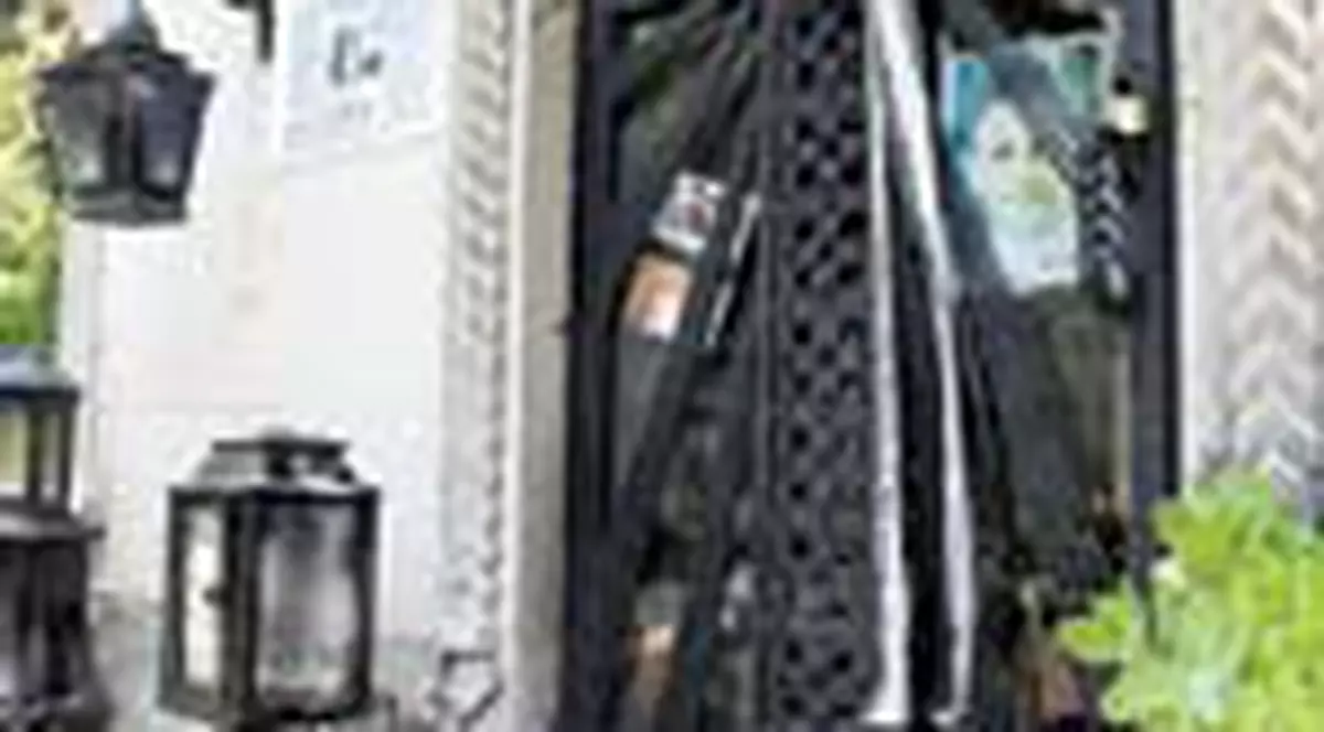 Flori si lumanari la cavoul lui Bogdan Costache