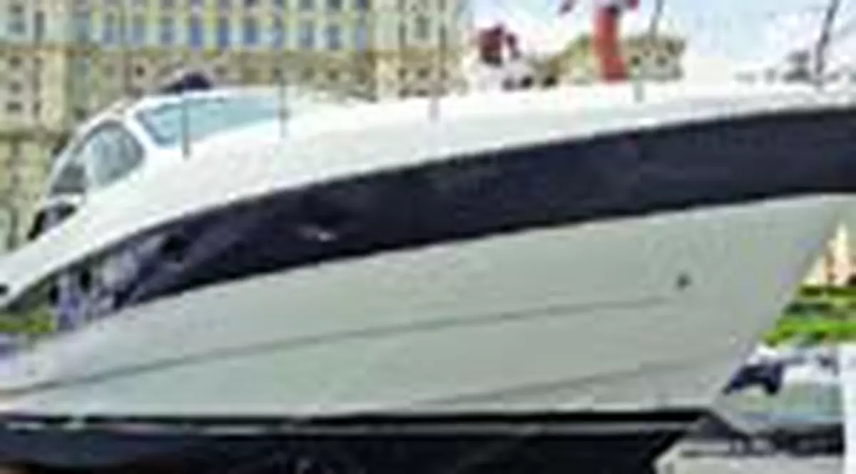 Barca de 1,1 milioane euro a fost ancorata in fata Casei Poporului