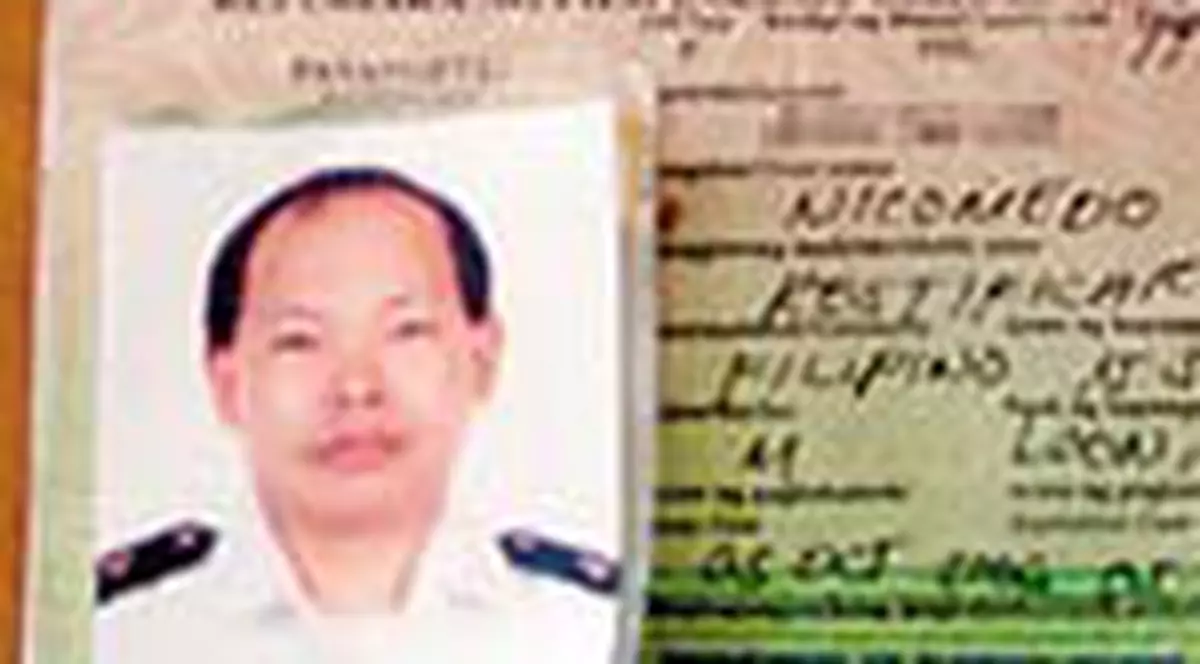 Si-a falsificat pasaportul pentru ca in poza arata urat