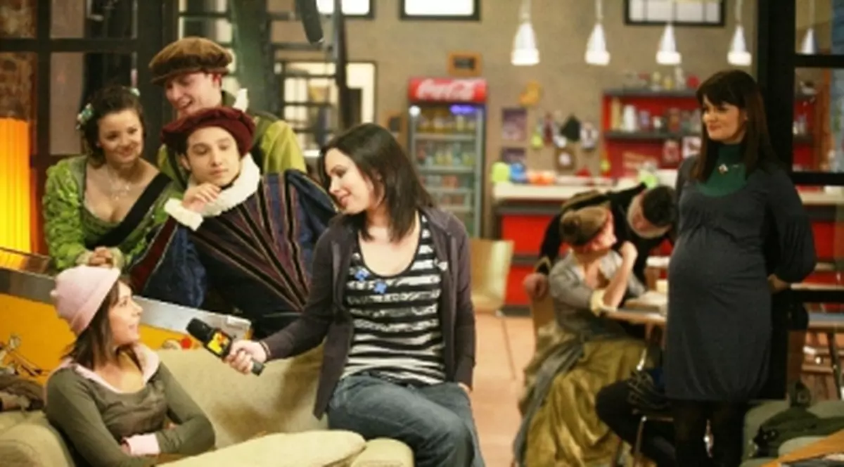 VJ Ela joaca in serialul 'Cu un pas inainte'