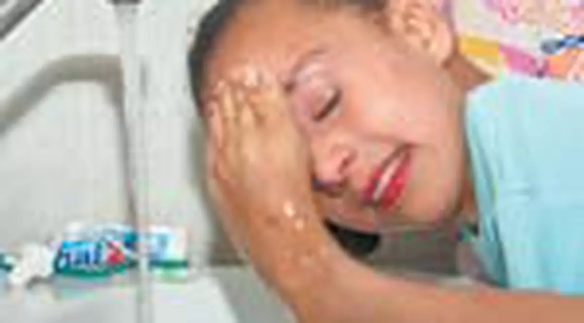 Se spala pe fata cu picioarele