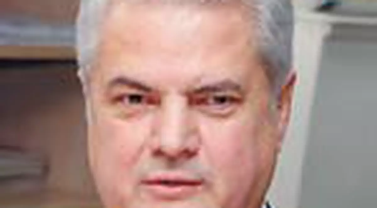 Nastase vrea sa se bata iarasi cu Basescu