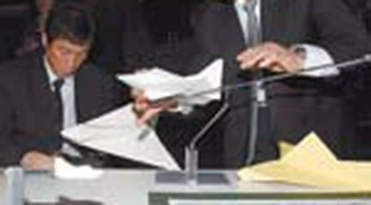 Va lansa un avion de hartie din Cosmos spre Pamant