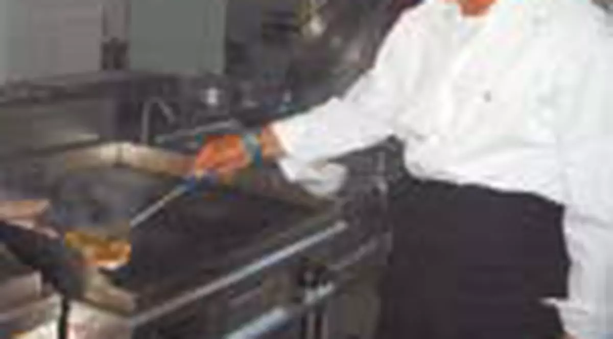 E director, chelner si bucatar