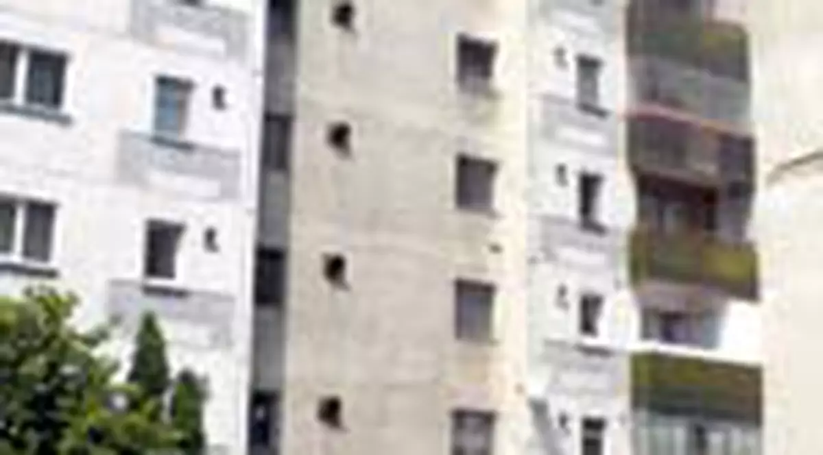 A dormit 3 ani in casa cu mama moarta