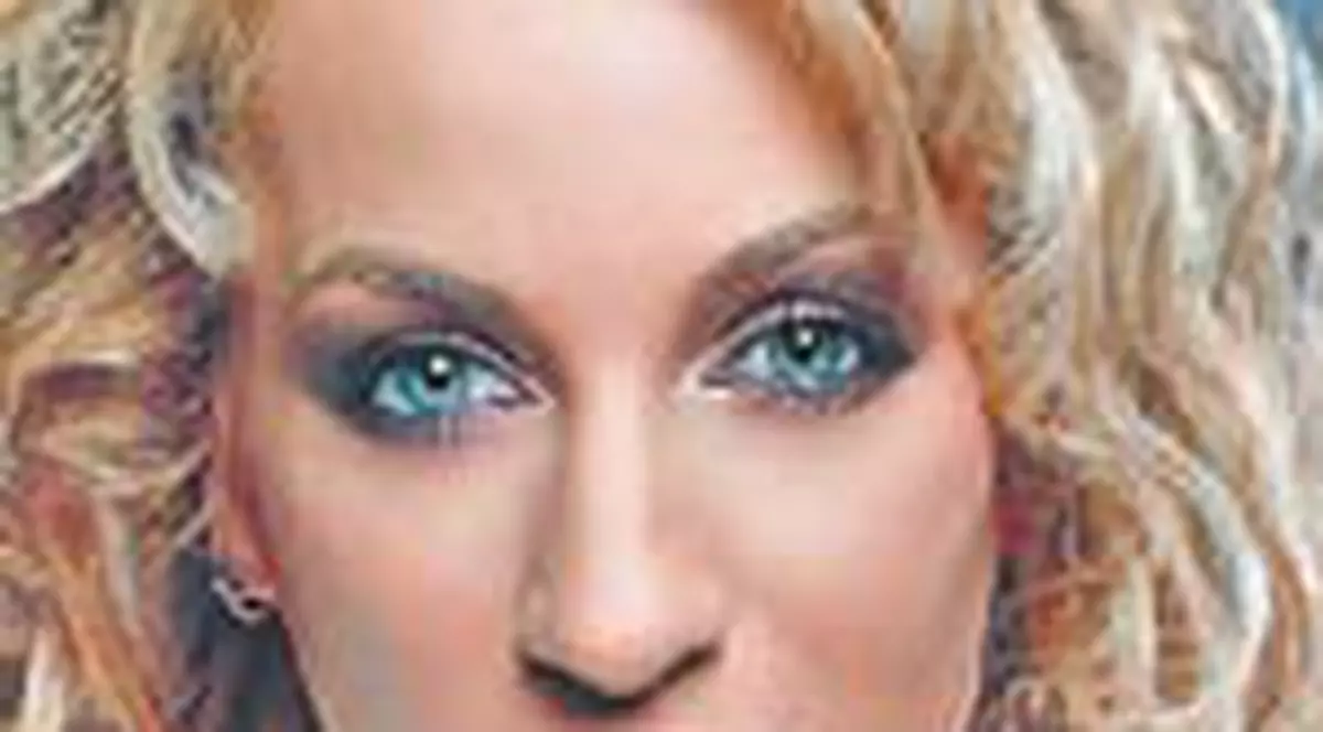 Annes isi ia pistol ca sa se apere de hoti