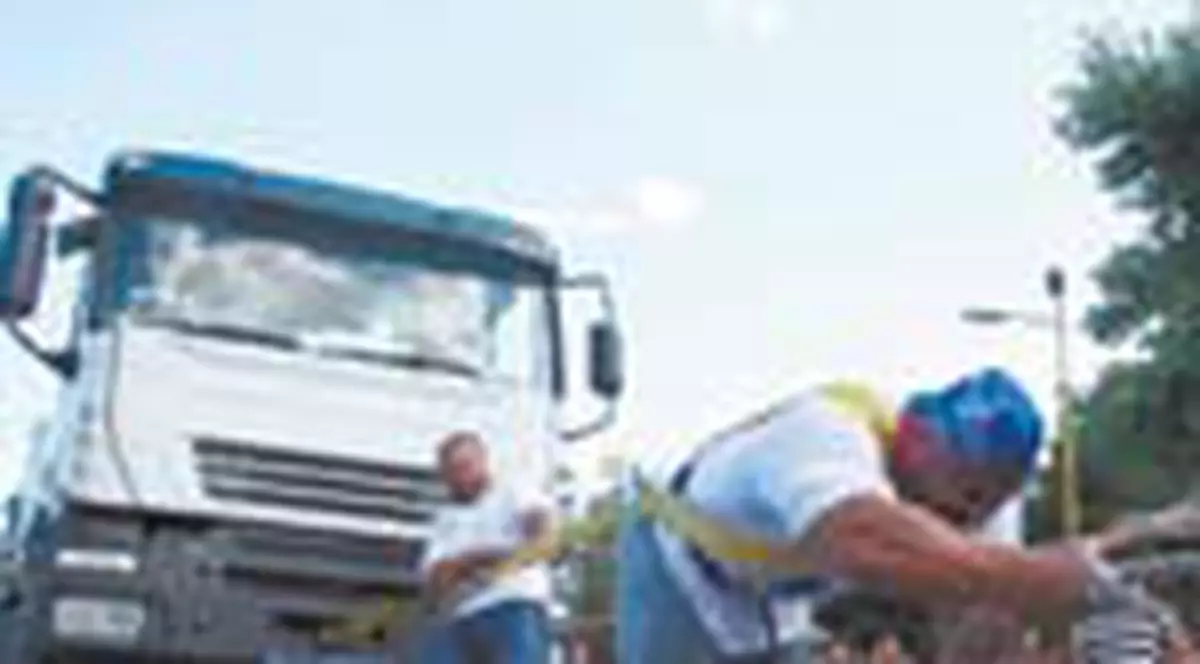 Uite-l cum trage betoniera!