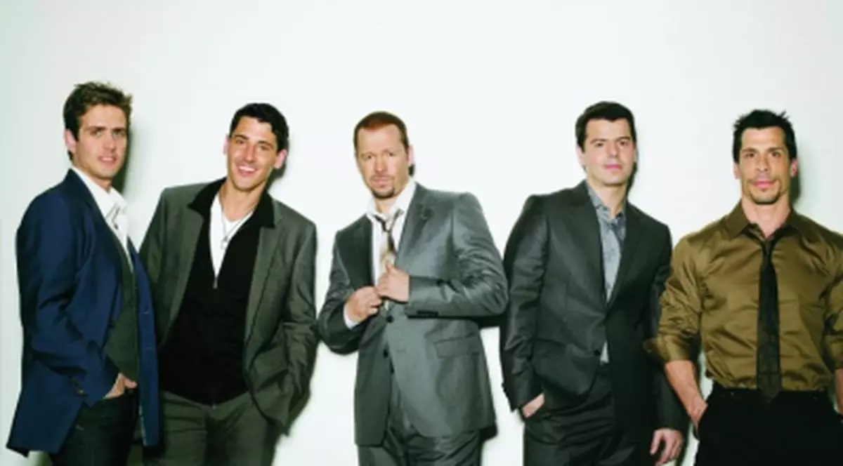 New Kids On The Block revin in forta!