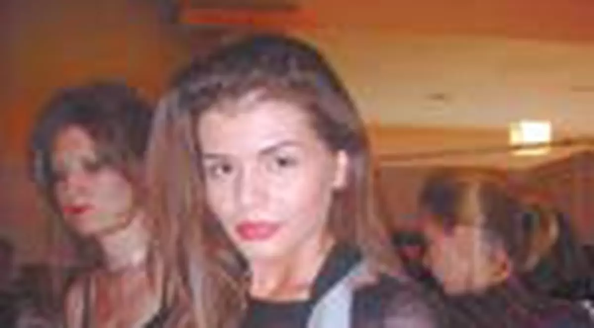 Monica sprijina tinerii designeri