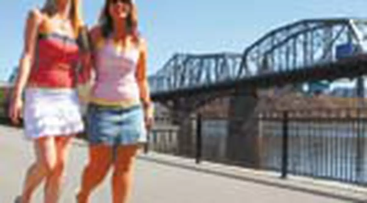 'Mergeam cu o prietena pe pod'