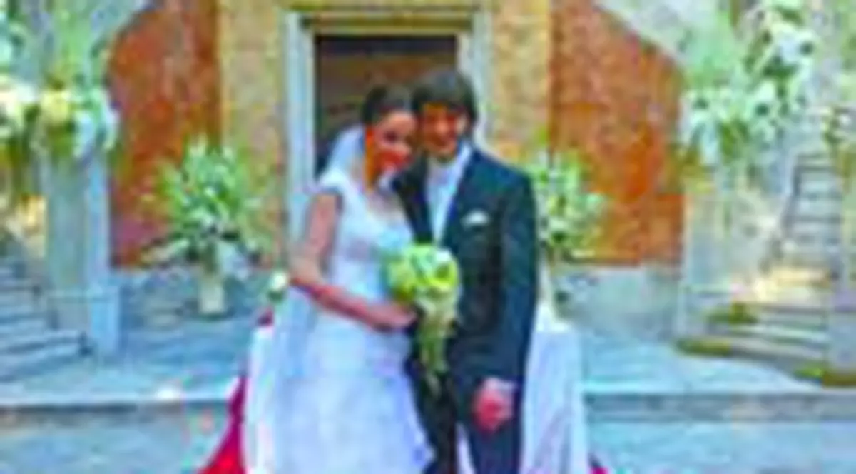 Au imbracat bisericuta cu flori