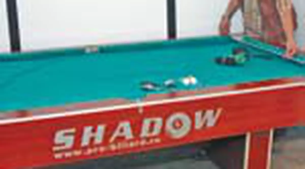 Face bani din mesele de biliard