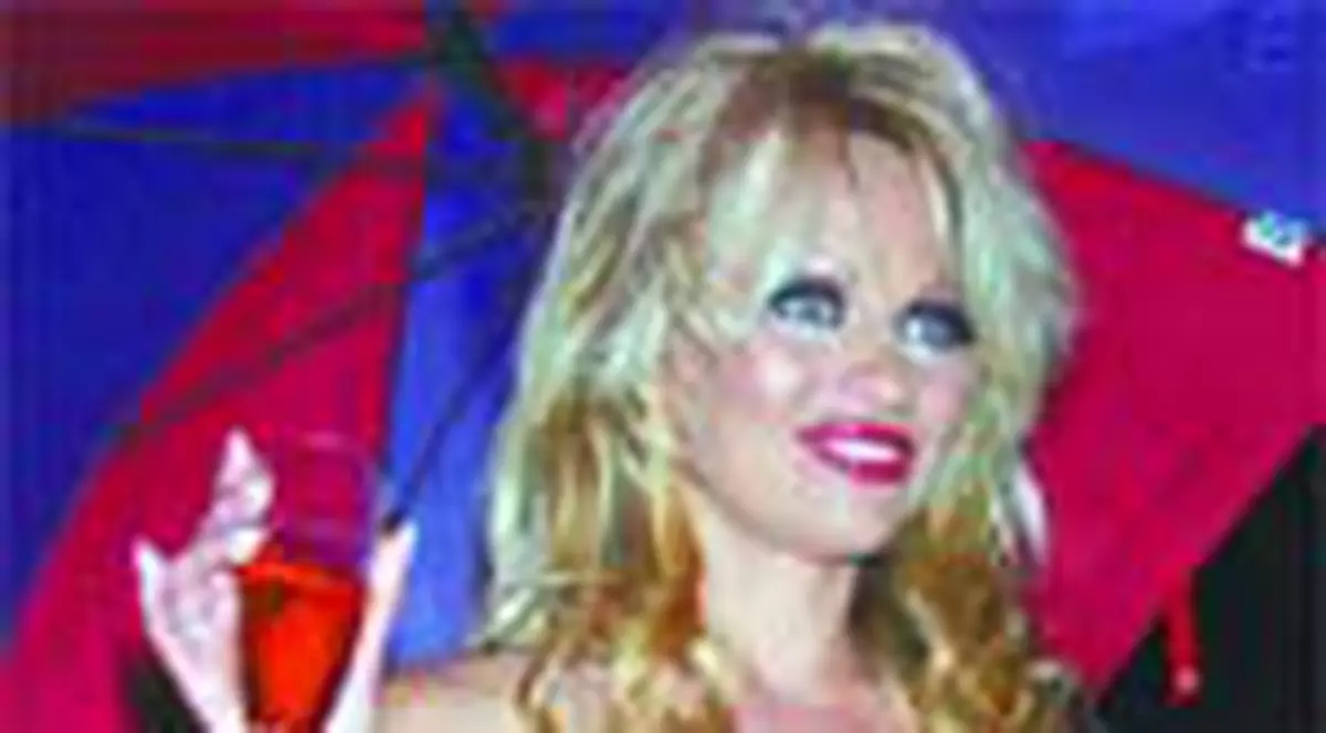 Pamela Anderson a realizat spagatul in direct la televizor