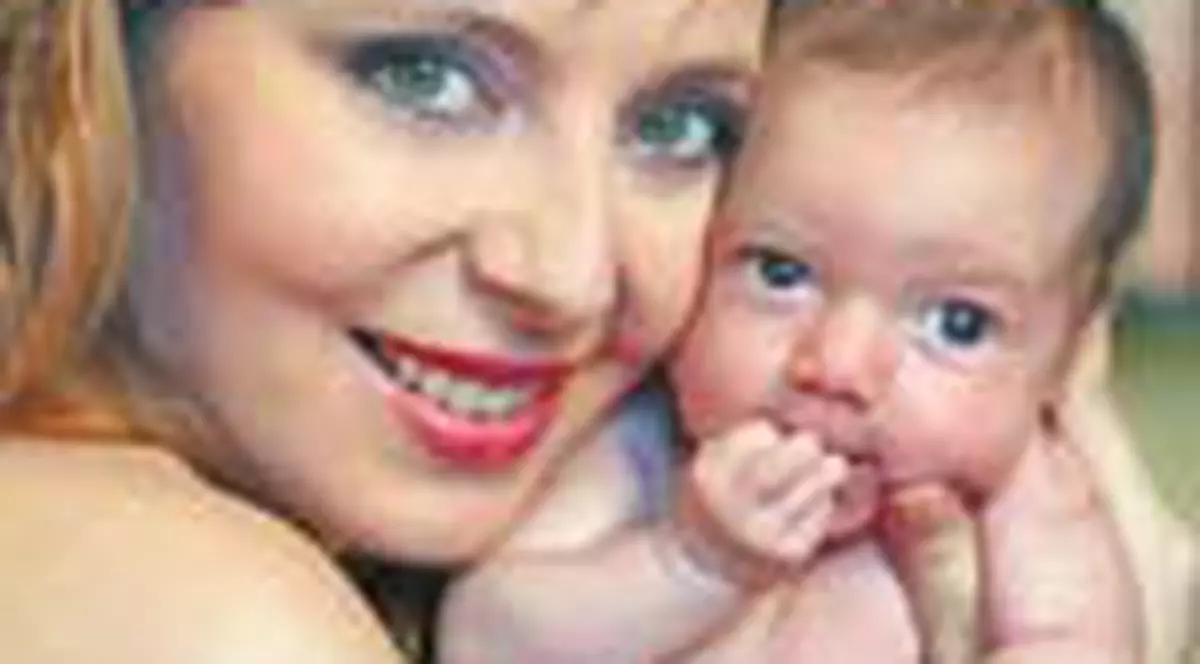 Roxana Iliescu isi boteaza fetita