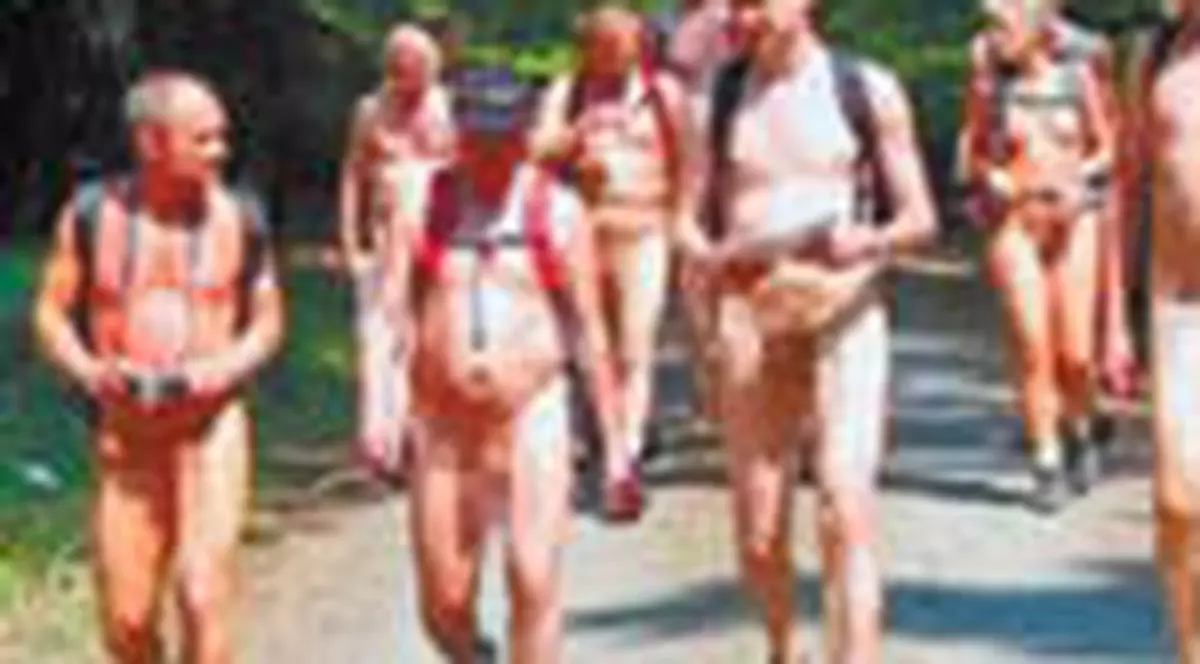 Fac drumetii in pielea goala