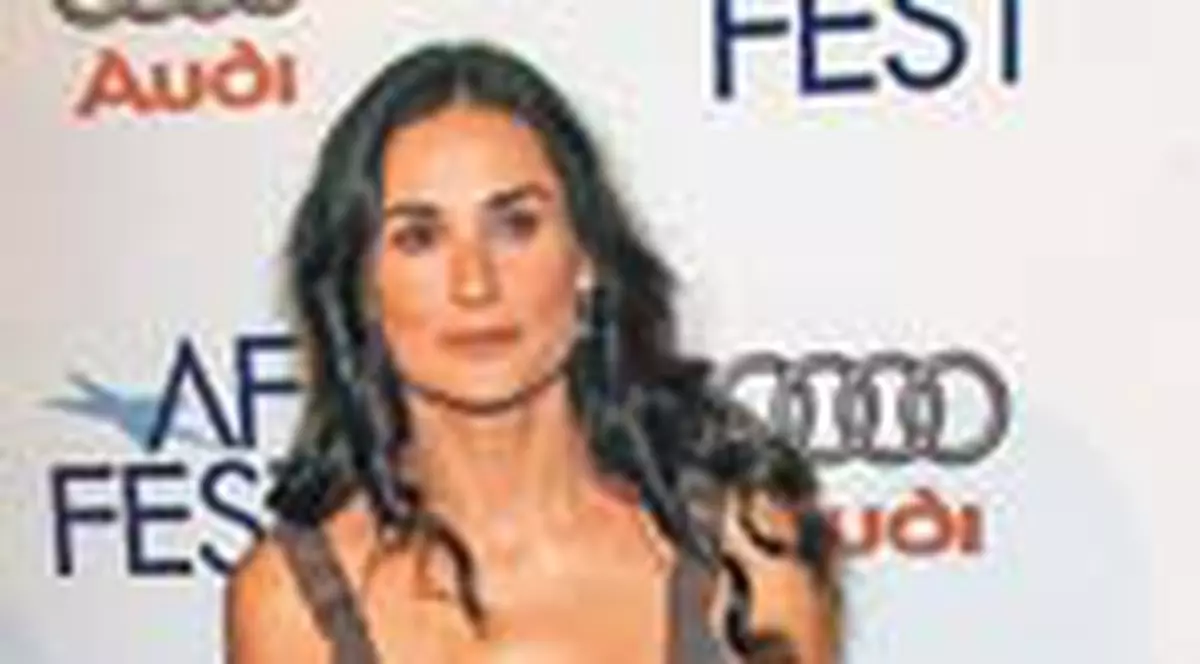 Demi calculeaza grasimile din farfurie