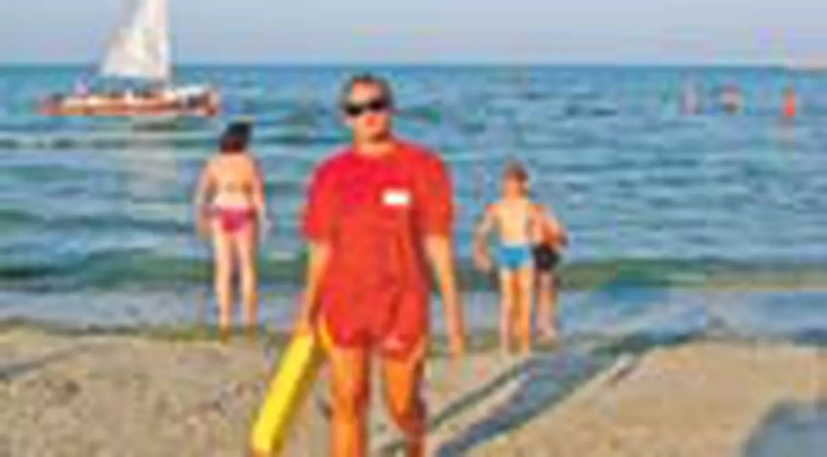 Ca sa ii bage in seama, baietii se prefac ca se ineaca 